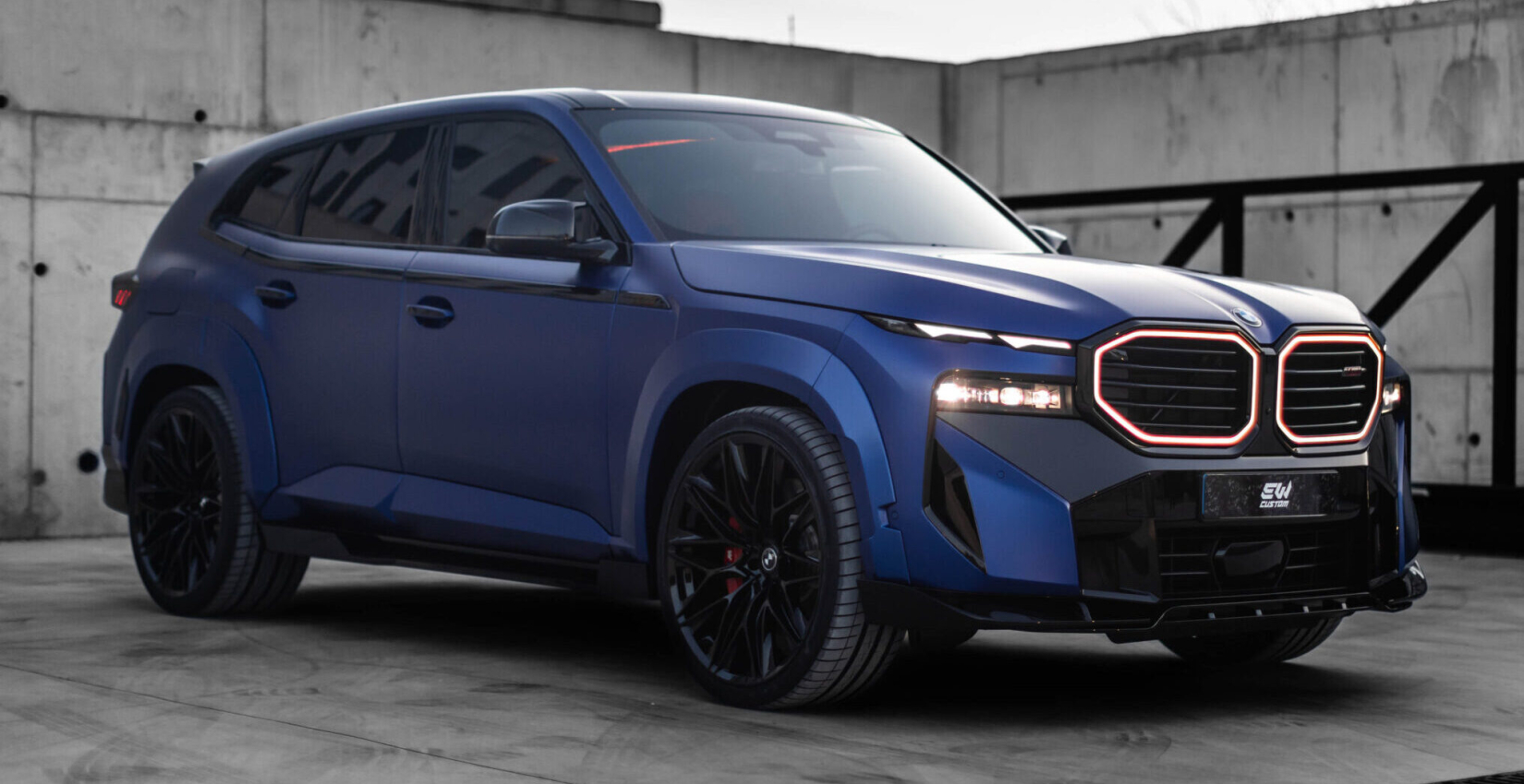 Mattblauer BMW XM mit Renegade-Ausrüstung in Cannes