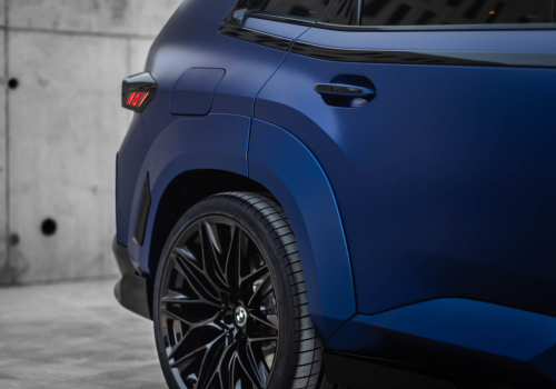 Mattblauer BMW XM mit Renegade-Ausrüstung in Cannes