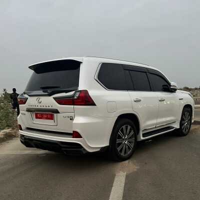 Weißer Lexus LX570 aus Karachi, Pakistan