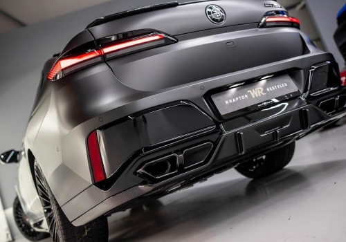 BMW m760e mit Carbon RNG Design Kit in den Niederlanden