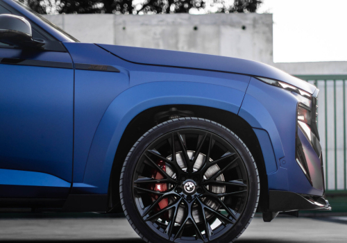 Mattblauer BMW XM mit Renegade-Ausrüstung in Cannes