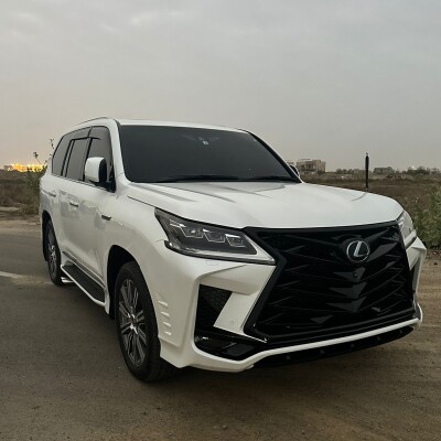 Weißer Lexus LX570 aus Karachi, Pakistan